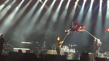 Paul McCartney al bailar con la bandera equivocada