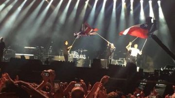 Paul McCartney al bailar con la bandera equivocada