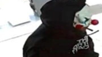 El ladrón enmascarado captado por una cámara de seguridad