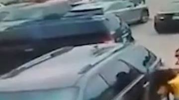 El hombre enfureció porque le quitaron su lugar de estacionamiento.