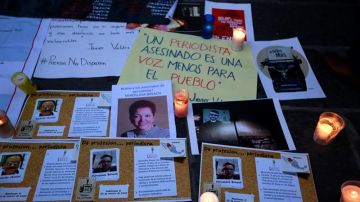 Un grupo de periodistas en una jornada de duelo por el asesinato del periodist.a Javier Valdez, en Puebla