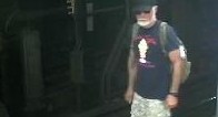 Se cree que el sospechoso tiene, unos 55 años, estatura aproximada de 5'10" y 200 libras de peso.