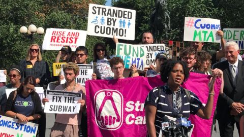 Plataforma 'Fix the subway' en la protesta de el martes. Foto: Twitter @katieholten