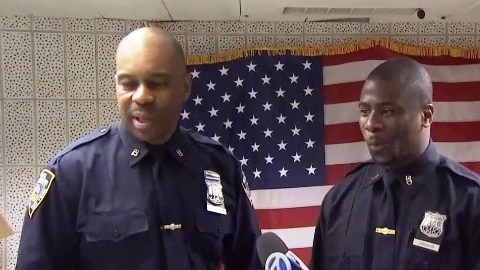 Los oficiales Charles Edwards y Damion Graham