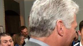 Katie Holmes muy sonreída frente a Diaz-Canel