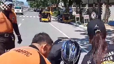 La actuación fue grabada en una calle de Cotabato, Filipinas.