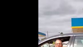 El hombre se molestó aparentemente porque obstruyeron su carril.