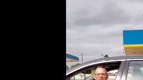 El hombre se molestó aparentemente porque obstruyeron su carril.