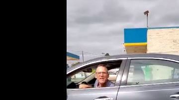 El hombre se molestó aparentemente porque obstruyeron su carril.