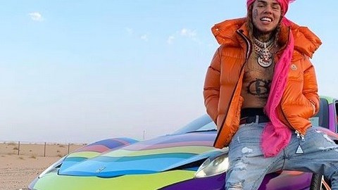 El controversial 6ix9ine tiene 22 años