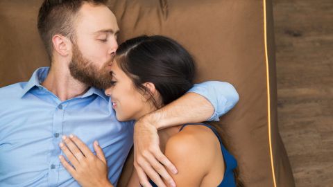 La mayoría de las mujeres prefieren recibir besos, abrazos, caricias y palabras dulces y amorosas en lugar de regalos materiales.