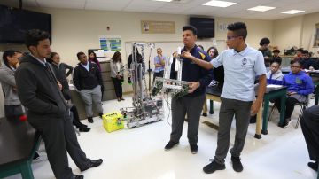 Programa de robots en la escuela secundaria Gregorio Luperon en Alto Manhattan.