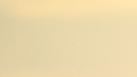 planeen una cita para salir solos, ya sea a un restaurante, ver una película o ir a caminar por la playa./Shutterstock