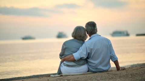 planeen una cita para salir solos, ya sea a un restaurante, ver una película o ir a caminar por la playa./Shutterstock
