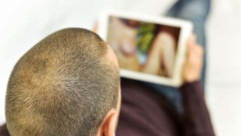 El hombre creyó que su pareja era igual a una actriz de un video XXX.