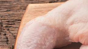 La cepa de Salmonella de este brote se ha encontrado en pollos vivos y en muchos tipos de productos de pollo crudo.