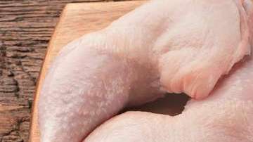 La cepa de Salmonella de este brote se ha encontrado en pollos vivos y en muchos tipos de productos de pollo crudo.