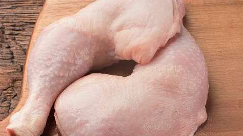 La cepa de Salmonella de este brote se ha encontrado en pollos vivos y en muchos tipos de productos de pollo crudo.