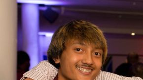 Sinoun Bun con sus cuatro hijos en la ceremonia del galardón