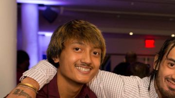 Sinoun Bun con sus cuatro hijos en la ceremonia del galardón