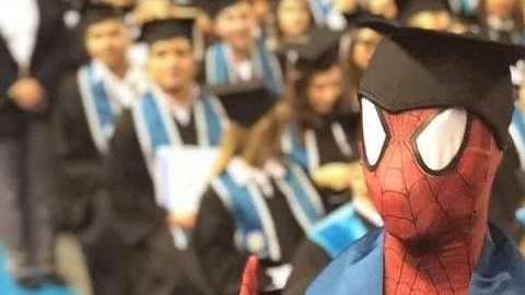 El joven estudió la carrera de Derecho.