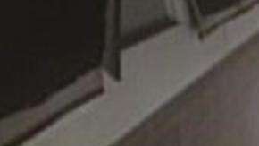 Un hombre cometiendo vandalismo nazi en una asociación judía.