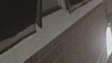 Un hombre cometiendo vandalismo nazi en una asociación judía.