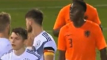 Jordan Teze avergonzó al fútbol con otro escupitajo.