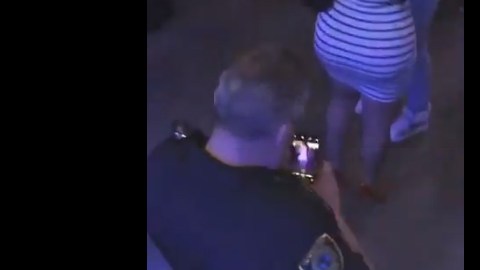 En Twitter, circulan dos clips del oficial.