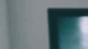 El hombre no mostró ninguna emoción mientras hacía el trato con las autoridades