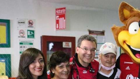 Directiva y jugadores del Atlas convivieron con Rosi, quien lucha en contra de la leucemia