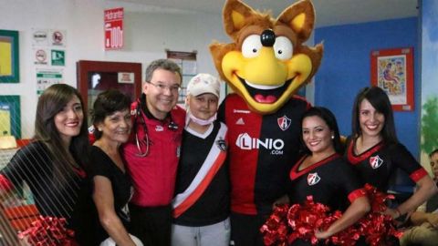 Directiva y jugadores del Atlas convivieron con Rosi, quien lucha en contra de la leucemia