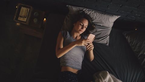 Si alguna vez te desvelaste porque no podías bajar el celular aquí te explicamos qué causa tu adicción.