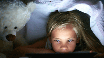 El reporte sugiere que el vínculo entre el sueño y el tiempo de exposición a una pantalla es "muy modesto".