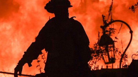 Los bomberos intentan contener los incendios desde el jueves.