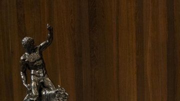 Los bronces de Rothschild representan dos hombres montados en panteras.