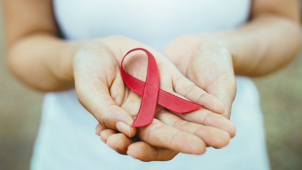 El Día Mundial del Sida se celebra el 1 de diciembre y el lazo rojo simboliza la lucha, el compromiso y la solidaridad con quienes padecen esta enfermedad.