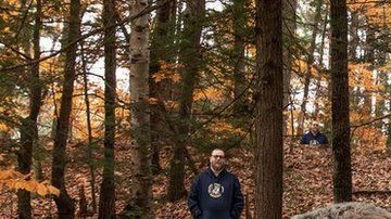 Christopher Blair usa varias identidades en páginas de noticias falsas.