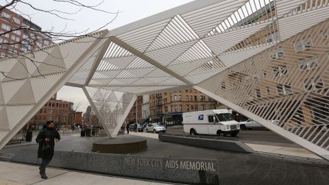 En el barrio del West Village, en Manhattan hay un monumento para recordar a las víctimas de esta epidemia.