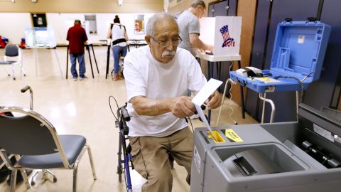 Votantes asisten a un colegio electoral en el Este de Los Ángeles.