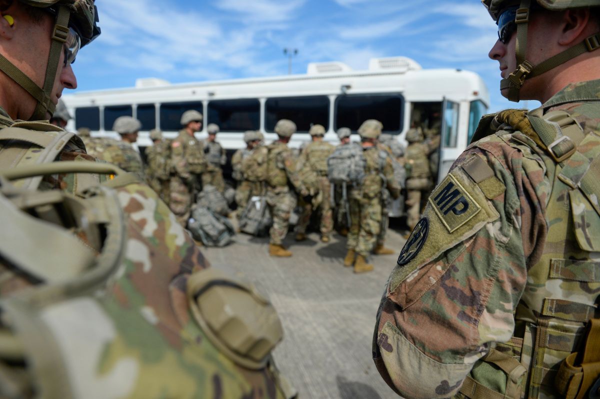 Foto de archivo de soldados estadounidenses llegando al aeropuerto internacional Valley, en Harlingen, Texas.