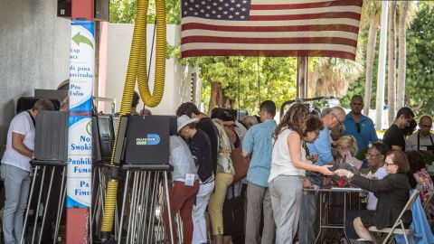 Votantes en un colegio electoral en Miami Beach