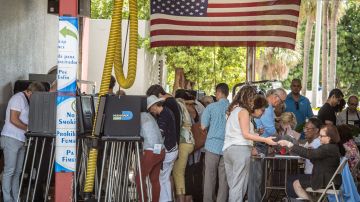 Largas filas en un colegio electoral de Miami Beach.