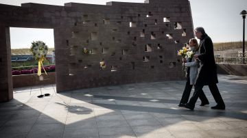 El alcalde Bill de Blasio en el memorial en honor a las víctimas del vuelo 587