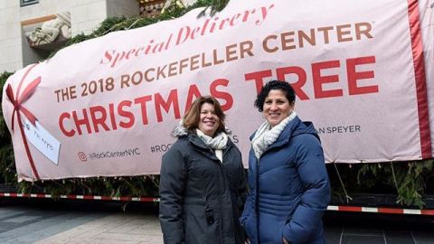 Shirley Figueroa y su esposa, Lissette Gutiérrez, ambas puertorriqueña donaron el arbolito