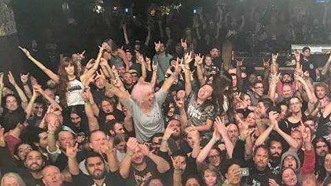 La banda al final del recital en San Diego.