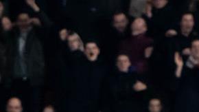 El mexicano Hirving Lozano yace en el césped mientras Danilho Doekhi del Vitesse es expulsado. (Foto: EFE/EPA/THOMAS BAKKER)