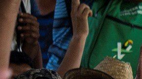 Miembros de la caravana migrante votaron en México por seguir hacia EEUU.