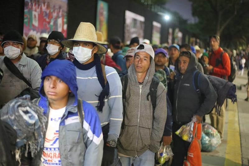 Integrantes de la caravana de migrantes centroamericanos se preparan para salir de Ciudad de México (México) y retomar su travesía hacia Estados Unidos.