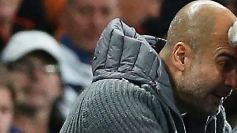 Pep Guardiola y Sergio Aguero festejan el triunfo del City ante el Manchester United.